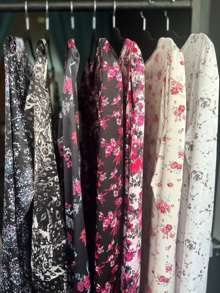 Satin dress with floral motif, long sleeves.
